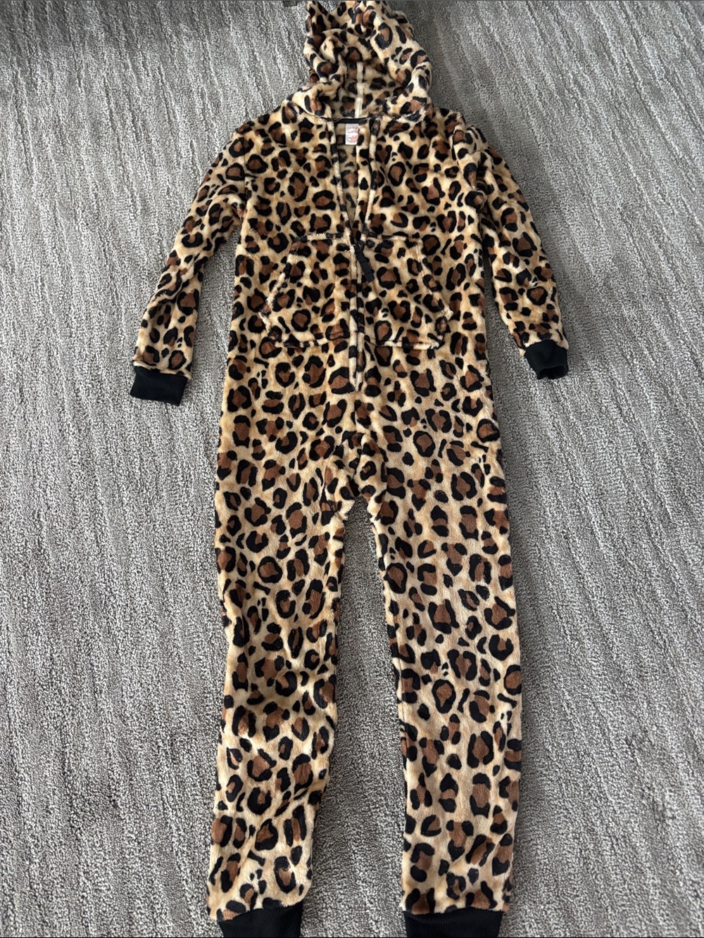NWOT Leopard Onesie (8)